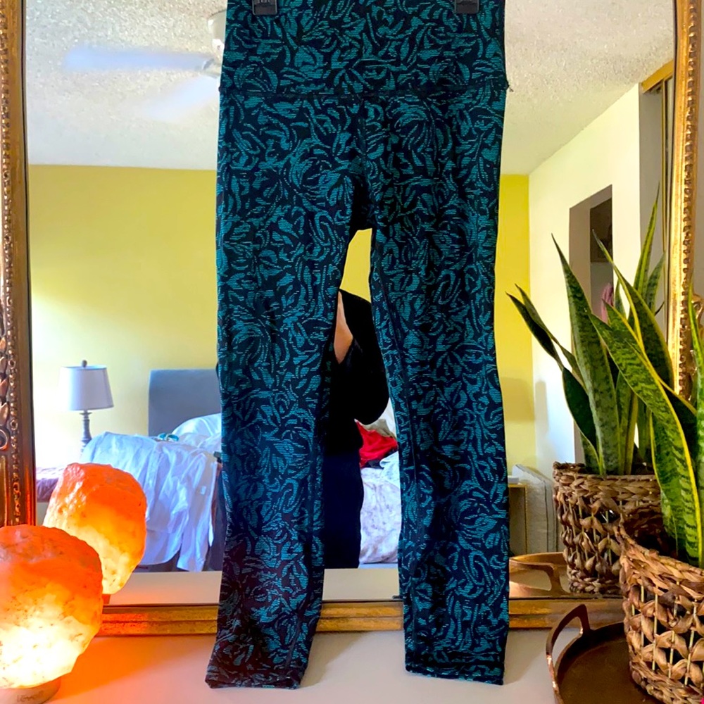 Lululemon Wunder Under 25' leggings.